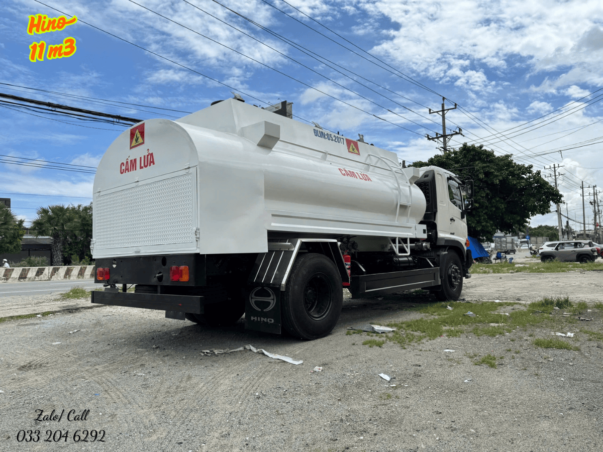 Động cơ J08E-WE mạnh mẽ của xe bồn nhiên liệu 11000L Hino FG8JJ7A.