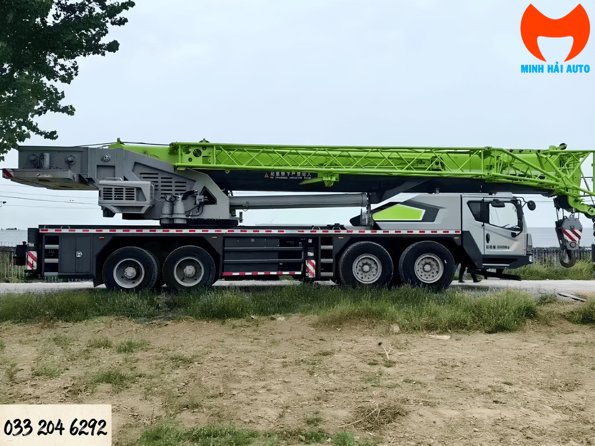 Động cơ Scania mạnh mẽ của xe cẩu bánh lốp 80 tấn.