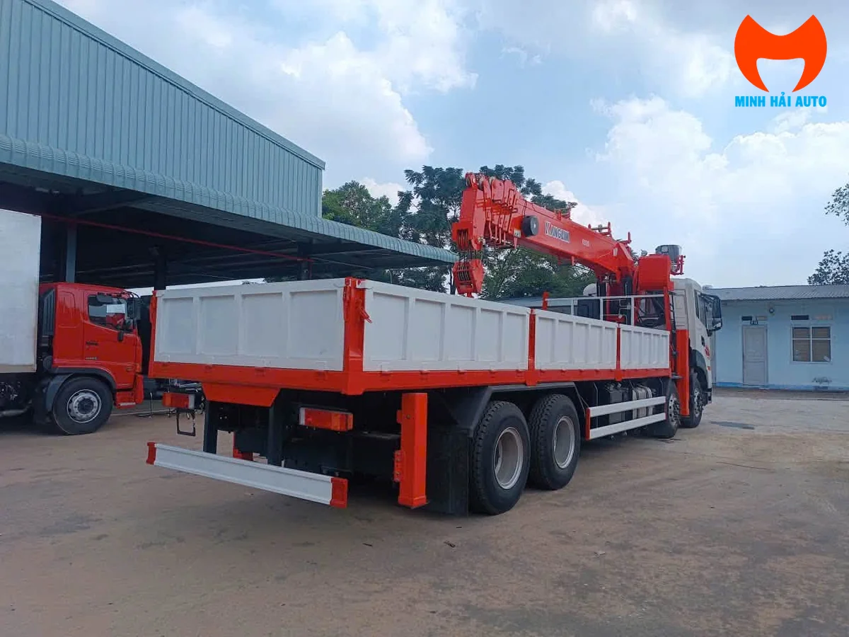 Xe tải Dongfeng 4 chân gắn cẩu Kanglim KS5206 nhìn từ phía sau bên phải, thùng lửng thành trắng viền cam