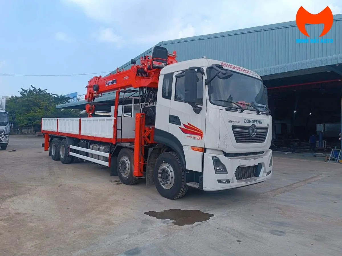 Xe tải Dongfeng KL 4 chân cabin trắng gắn cẩu Kanglim KS5206 nhìn từ phía trước bên phải