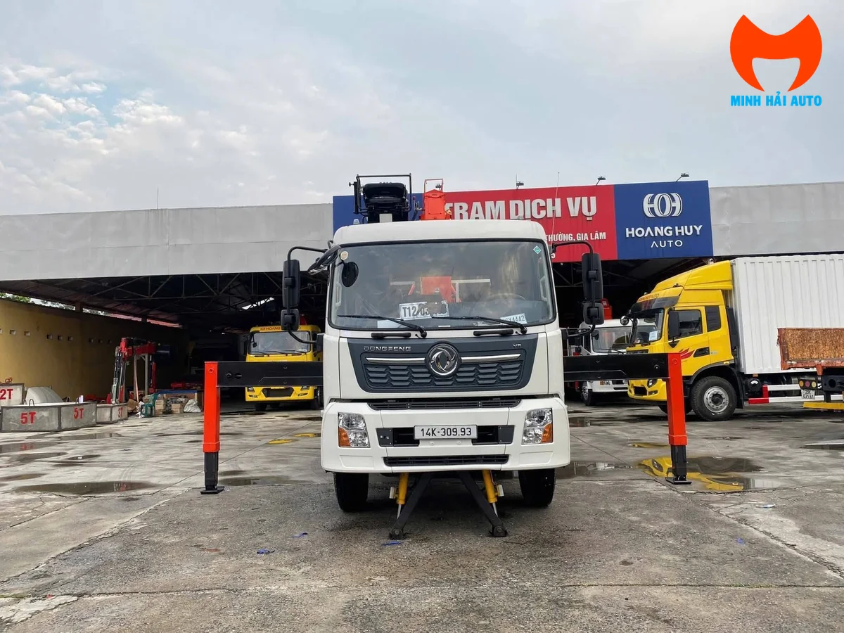 Xe cẩu tự hành 7 tấn Dongfeng B180 cabin trắng nhìn thẳng phía trước