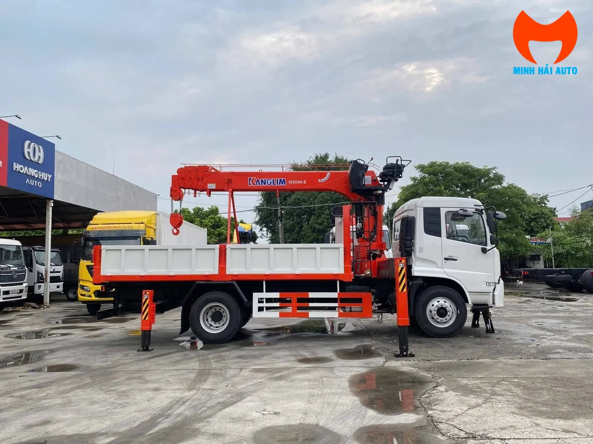 Cẩu Kanglim KS1256G-II 6 đốt trên Dongfeng B180, nhãn model trên thân cần, thùng lửng thành trắng viền cam