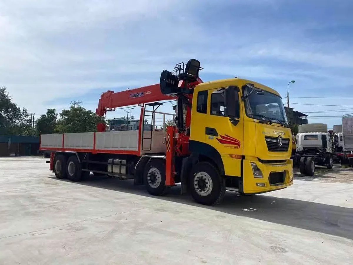 Xe cẩu tự hành Dongfeng cabin vàng gắn cẩu đỏ trong sân bãi