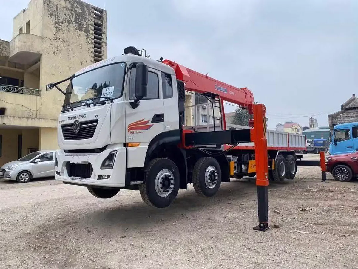 Xe cẩu tự hành Dongfeng màu trắng đang hạ chân chống phía trước