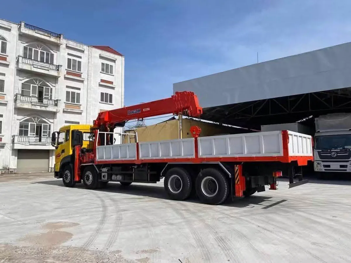 Xe cẩu tự hành Dongfeng cabin vàng nhìn ngang cùng thùng lửng