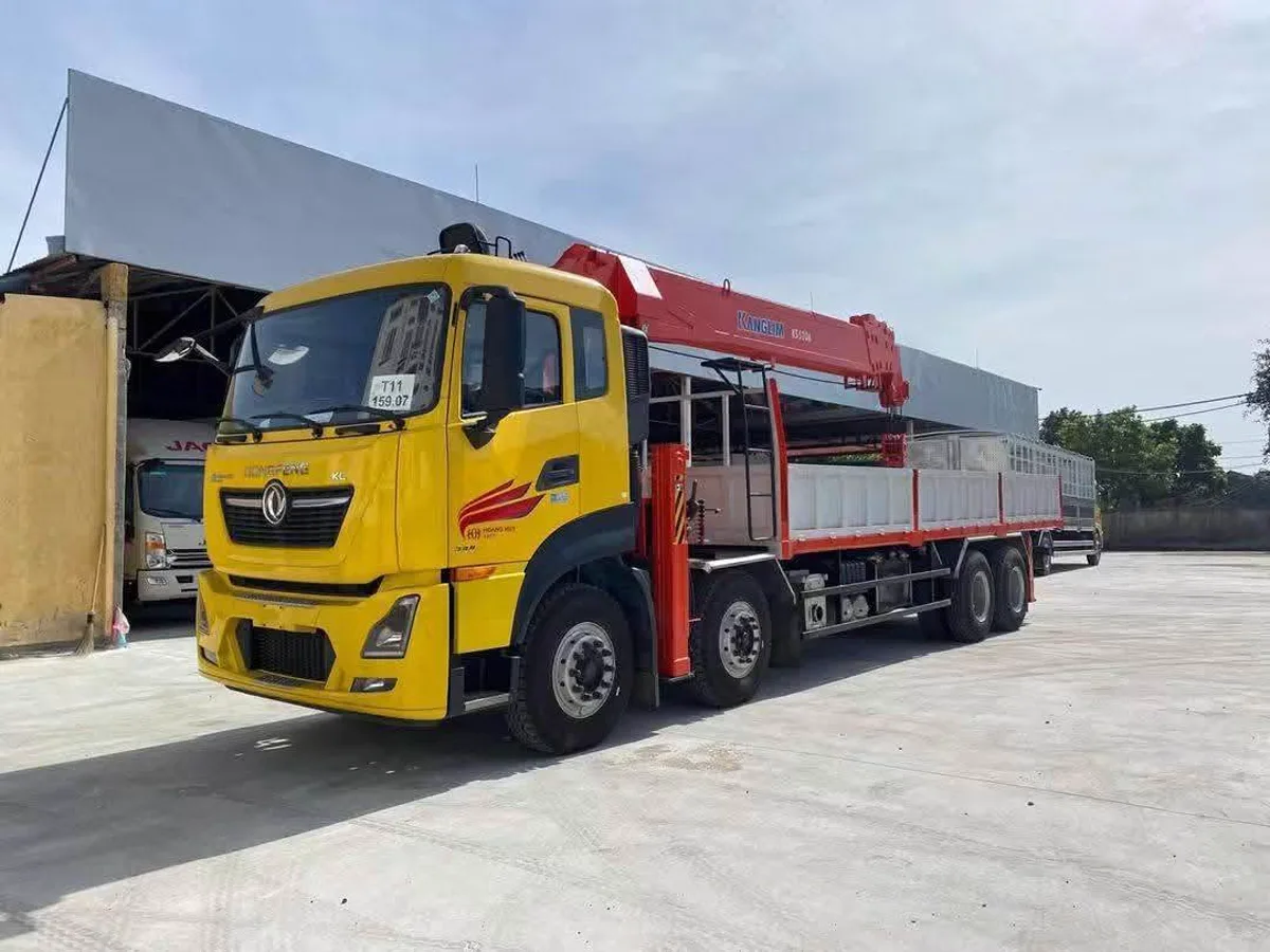 Thân xe cẩu tự hành Dongfeng cabin vàng với thùng lửng và cẩu sau cabin
