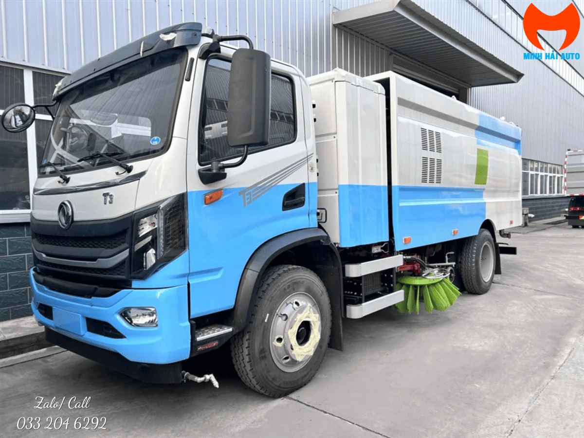 Xe quét đường Dongfeng màu trắng xanh nhìn từ góc trước bên trái tại sân xưởng