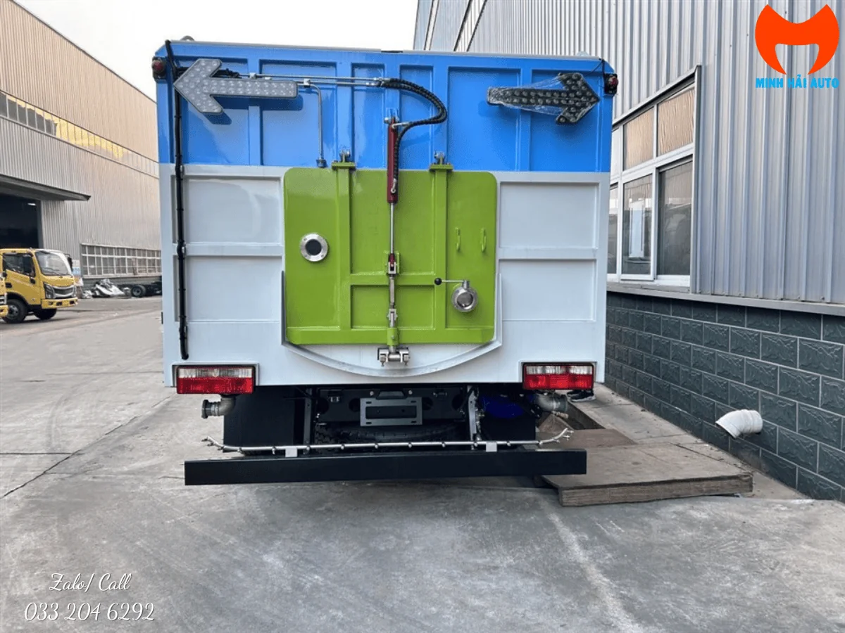 Cửa thùng phía sau xe quét đường Dongfeng, đèn cảnh báo và giàn phun dưới đuôi xe
