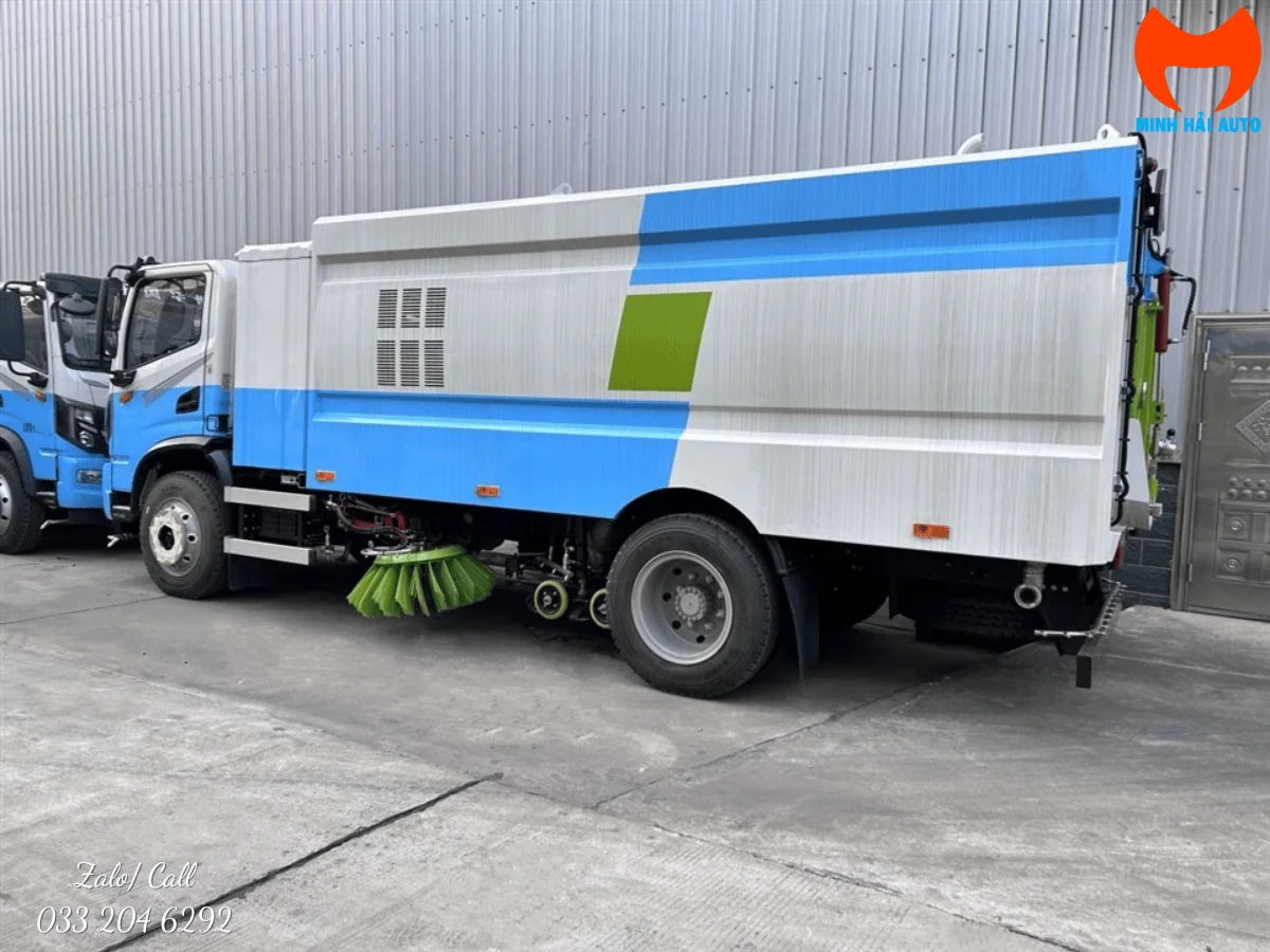Thân xe quét đường Dongfeng màu trắng xanh và chổi quét phía dưới gầm