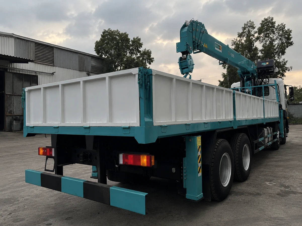 Dongfeng gắn cẩu 12 tấn đang nâng hạ hàng hóa công trình