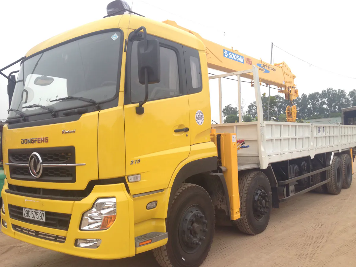 Xe tải Dongfeng màu vàng gắn cẩu Soosan và thùng hàng