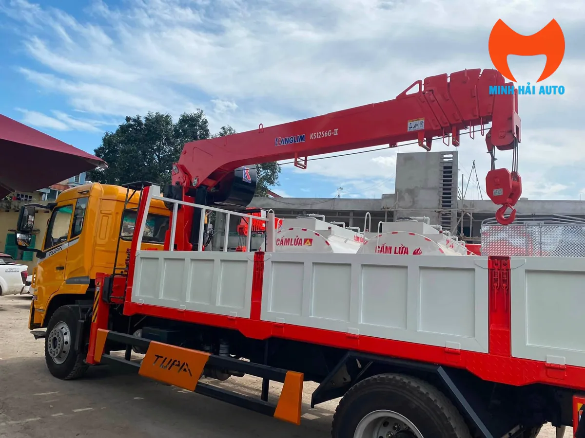 Cận cảnh cẩu Kanglim KS1256G-II 6 đốt trên xe Dongfeng