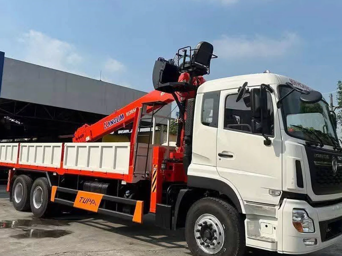 Xe tải Dongfeng KL270 gắn cẩu Kanglim KS2056H nhìn chéo từ phía trước