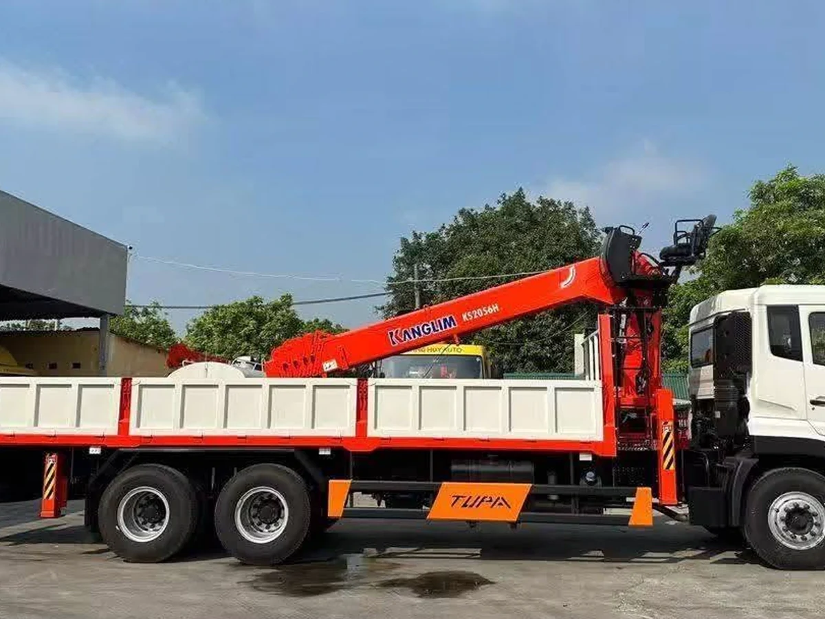 Xe tải Dongfeng KL270 gắn cẩu Kanglim KS2056H nhìn ngang toàn xe