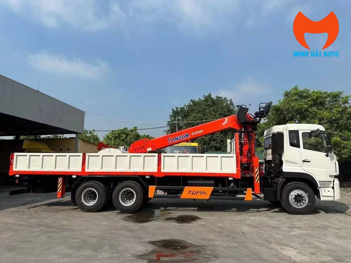 Dongfeng KL270 gắn cẩu Kanglim KS2056H nhìn ngang cùng thùng chở hàng