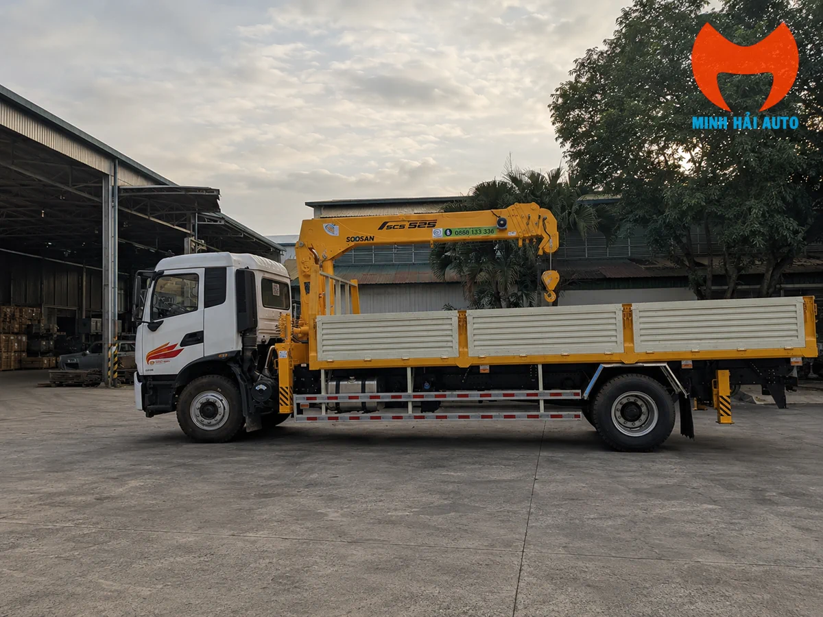 Dongfeng KR180 gắn cẩu Soosan 5 tấn nhìn tổng thể