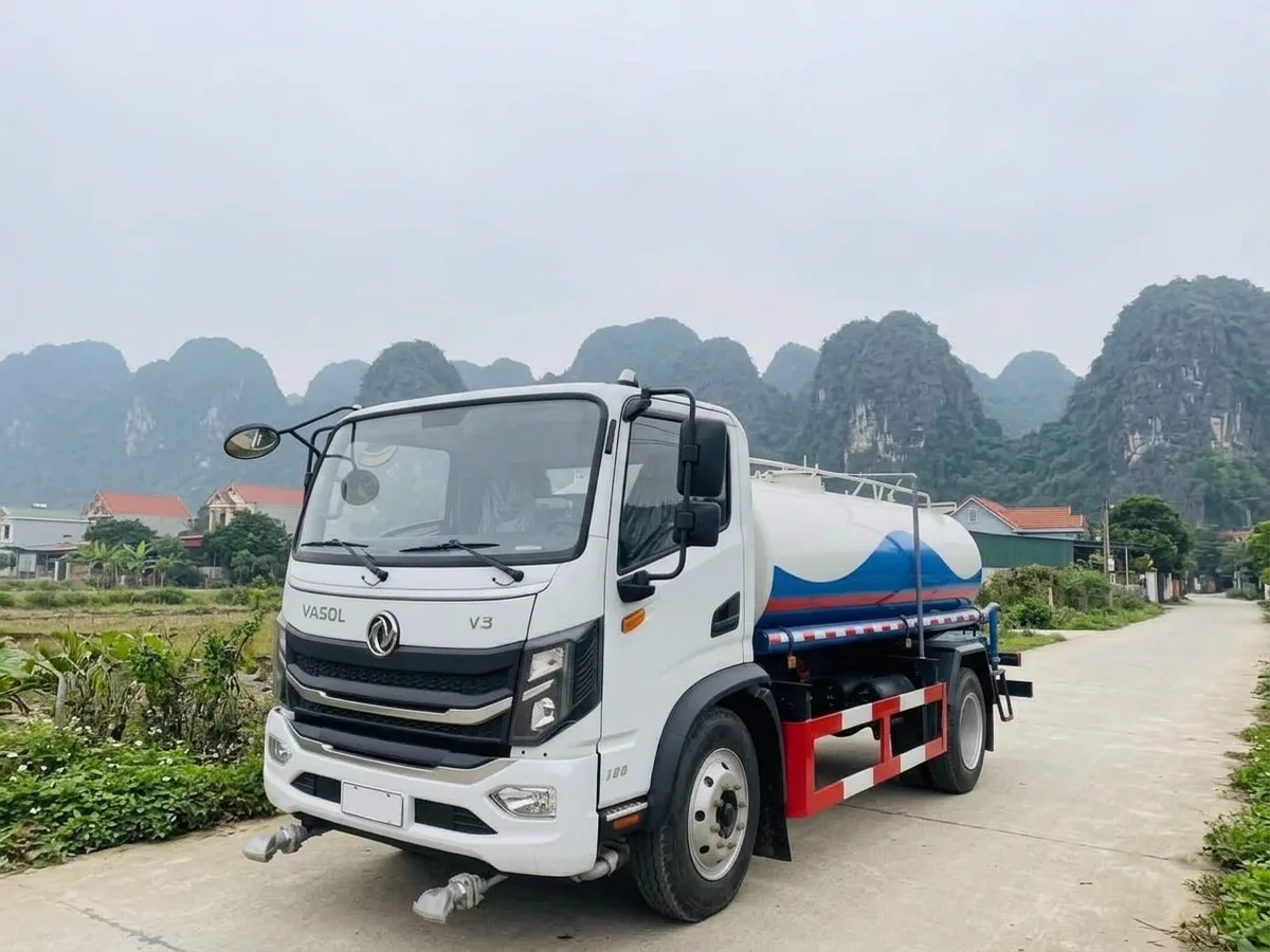 Xe phun nước rửa đường Dongfeng nhìn từ góc ba phần tư