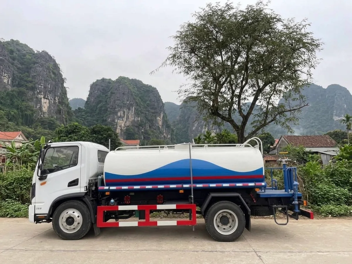 Xe phun nước rửa đường Dongfeng nhìn ngang