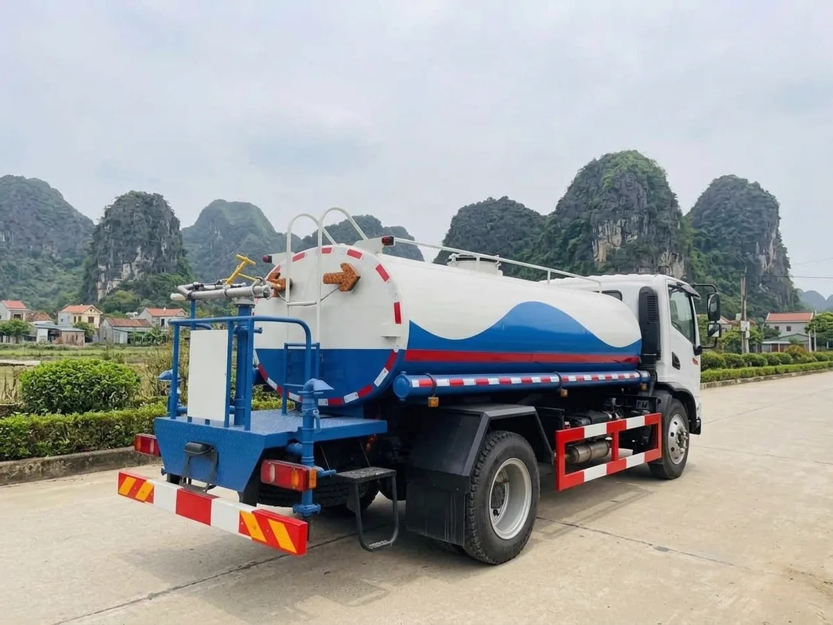 Phía sau xe phun nước rửa đường Dongfeng