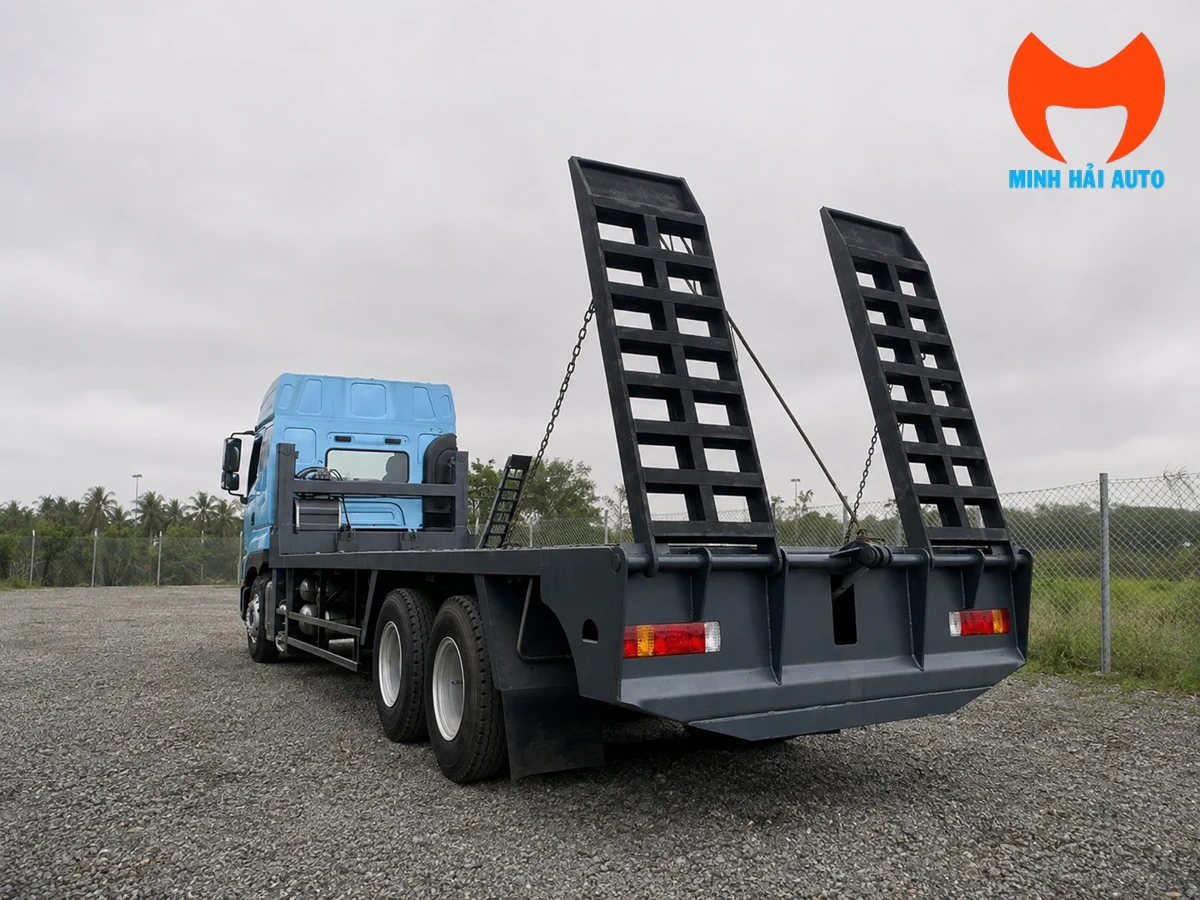 Khu vực phía sau xe Chenglong H7 với cầu dẫn