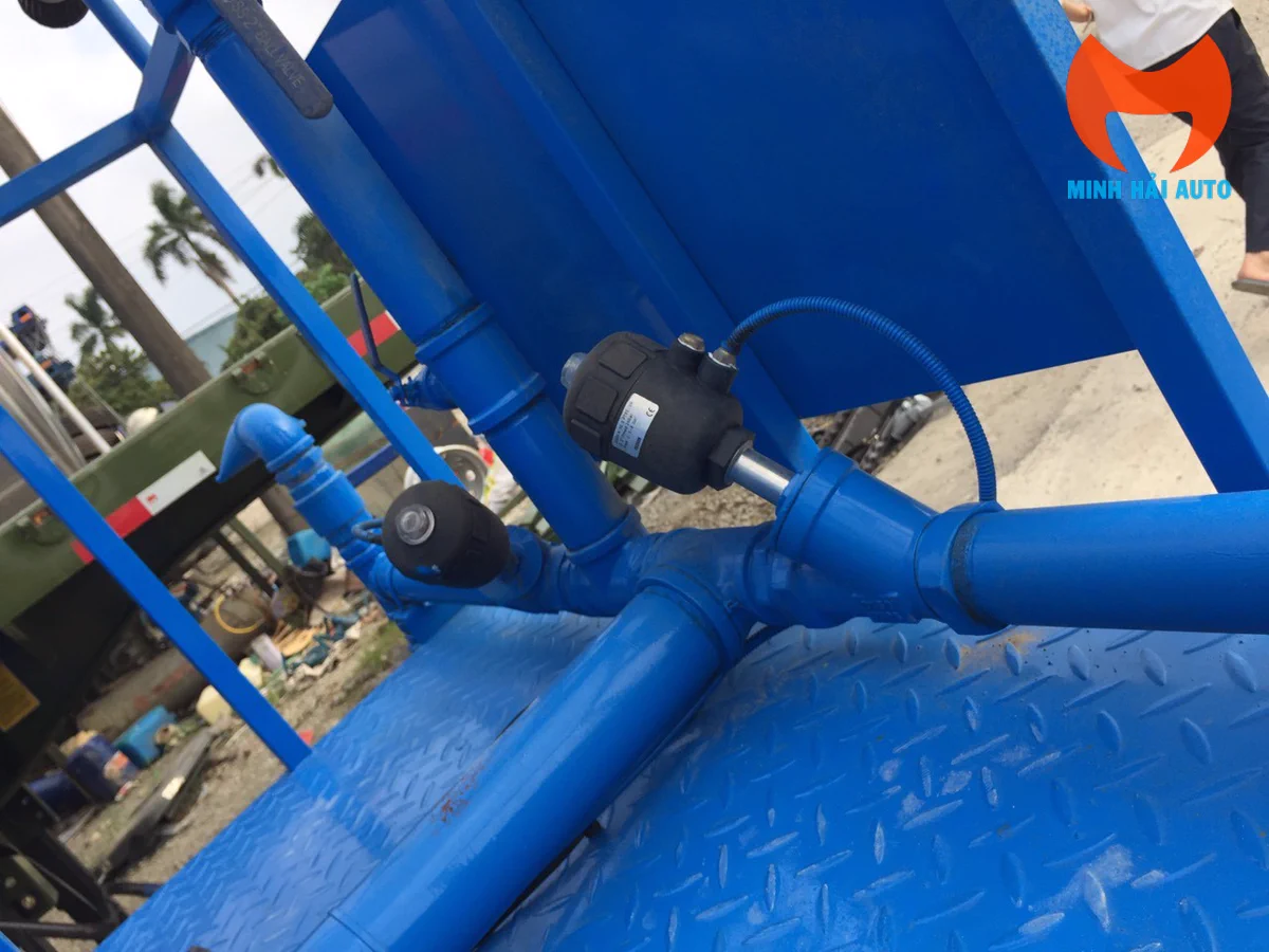 Đường ống và van điều khiển trên xe xi téc nước