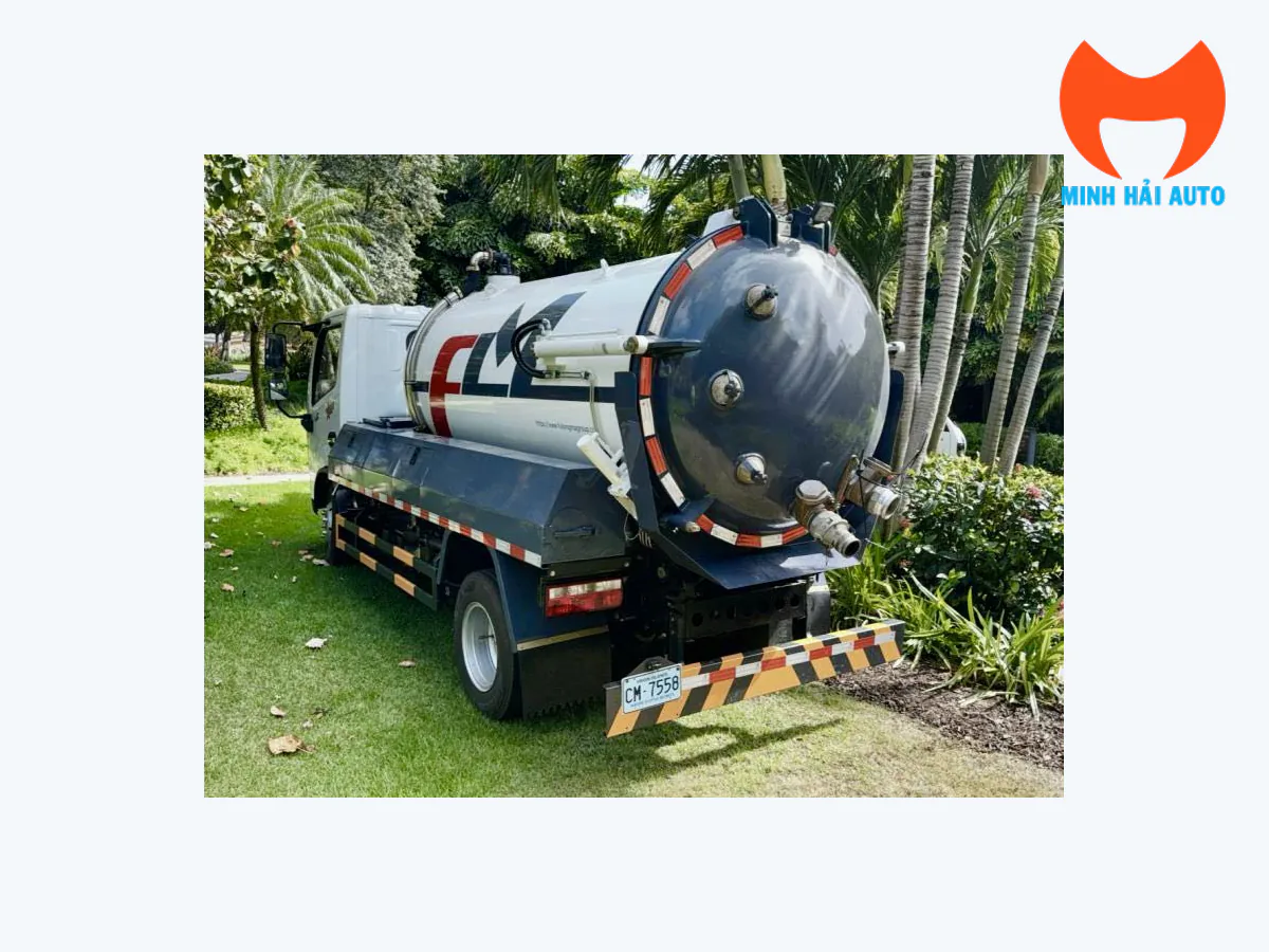Phía sau xe hút chất thải Fulongma nền Dongfeng với bồn tròn, cửa hậu và đầu nối ống