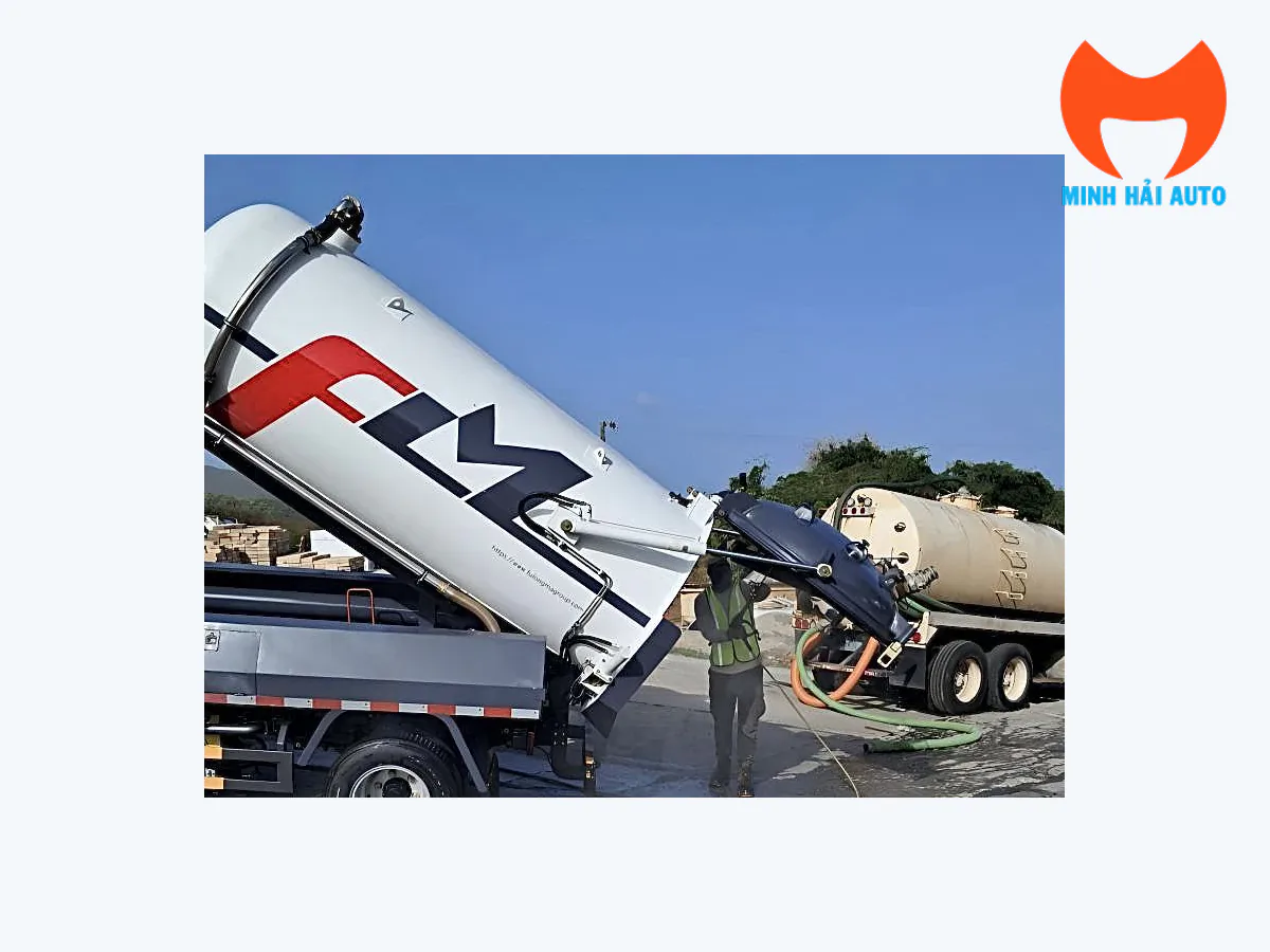 Bồn xe hút Fulongma đang được nâng tại khu vực tiếp nhận chất thải, phía sau có xe bồn khác