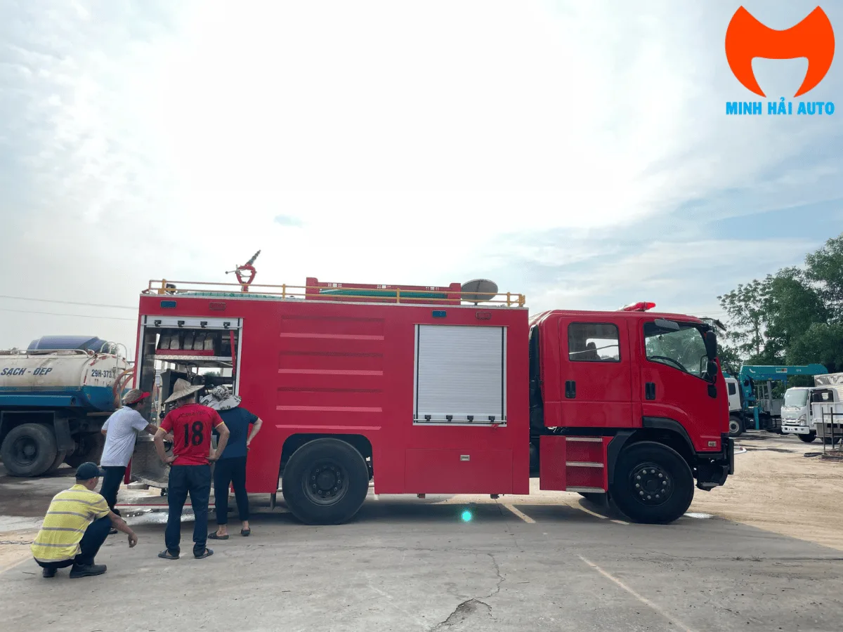 Cận cảnh cụm bơm chữa cháy và bảng điều khiển của xe Isuzu FVR