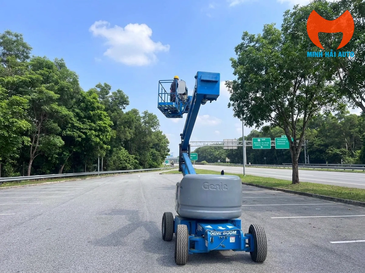 Genie Z-45/25J DC không văng đuôi khi xoay tháp