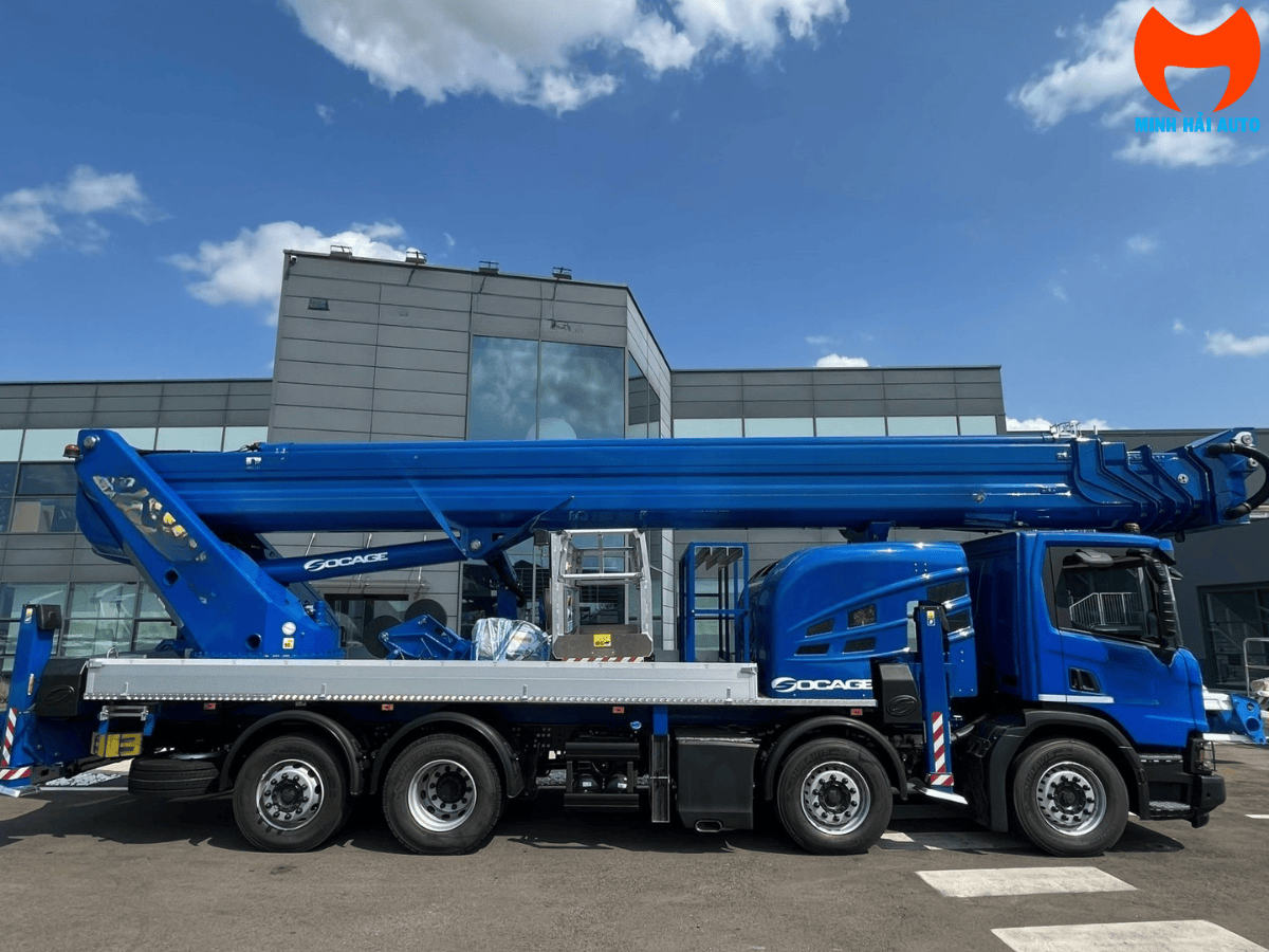 Giỏ làm việc của xe nâng người 75m Socage với bảng điều khiển hiện đại.