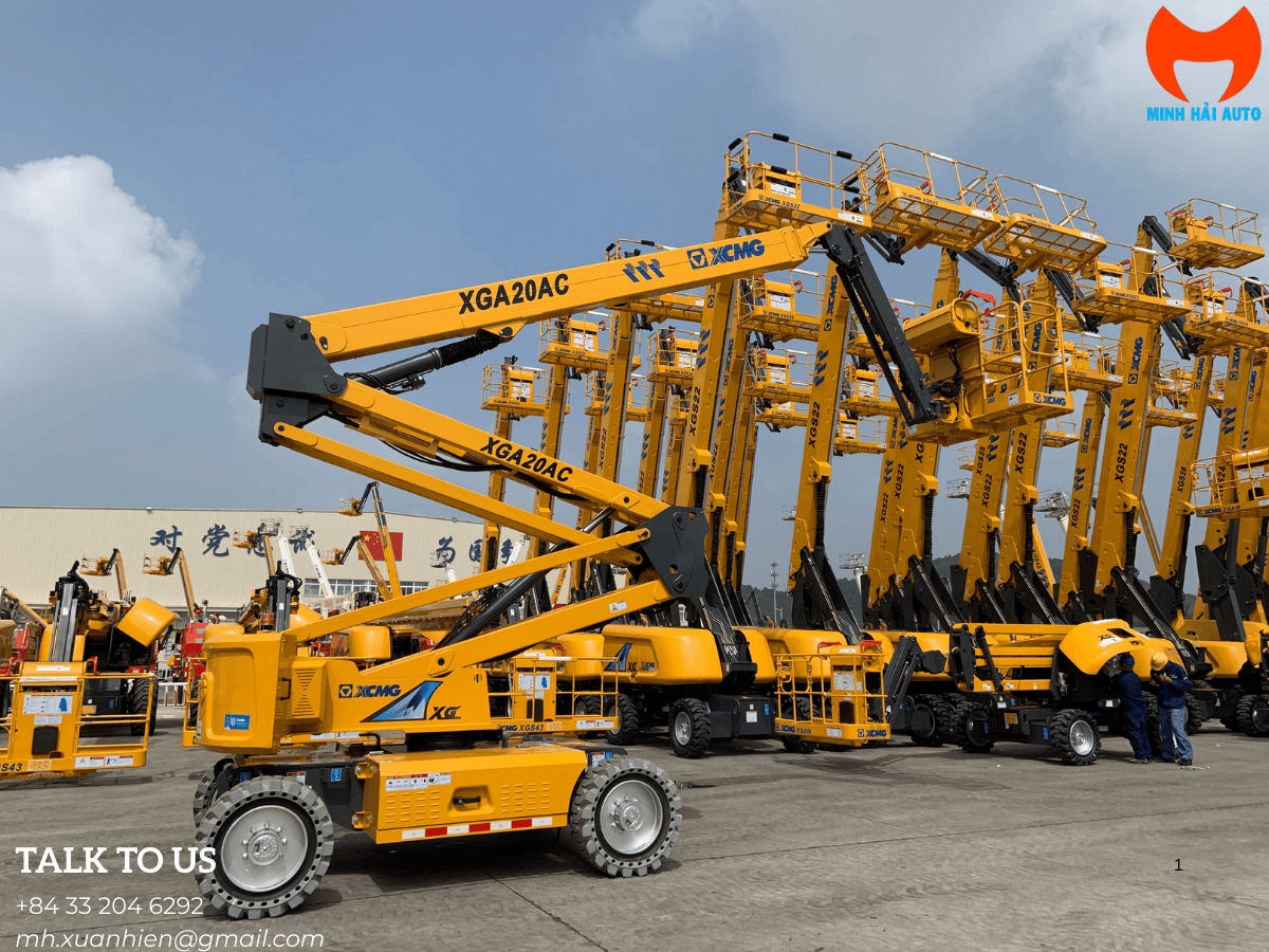 Giỏ làm việc rộng rãi của xe nâng người 20m XCMG XGA20 với hai công nhân.