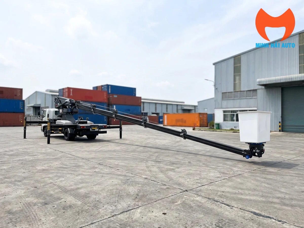 Giỏ nâng người làm việc trên cao của xe Isuzu NQR gắn cần Dasan 32m