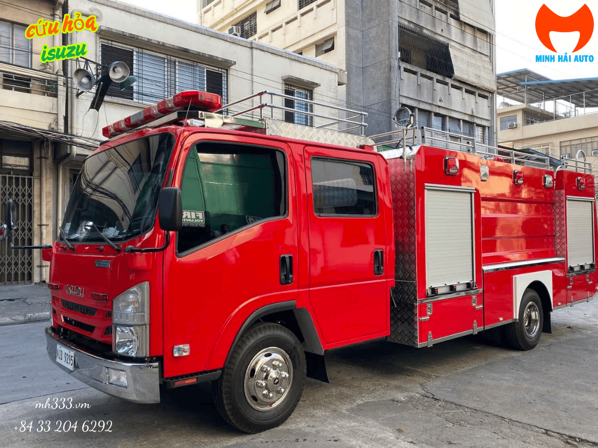 Góc cận cảnh lăng phun chữa cháy cố định HM-235 trên nóc xe cứu hỏa Isuzu, hướng lên cao, sẵn sàng phun nước hoặc bọt bao phủ một khu vực rộng lớn với tầm bắn hiệu quả.
