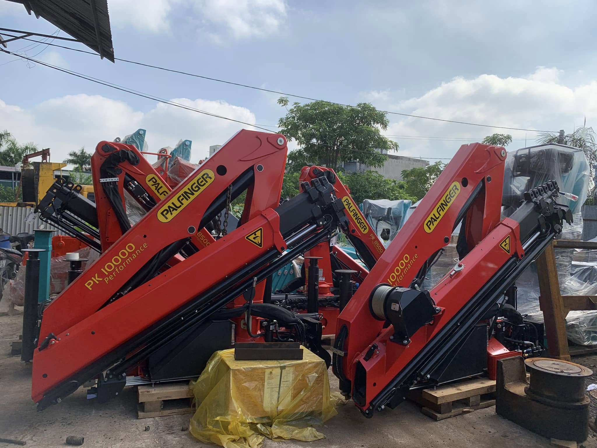 Hai tùy chọn điều khiển của cẩu Palfinger PK10000 điều khiển từ xa và điều khiển thủy lực