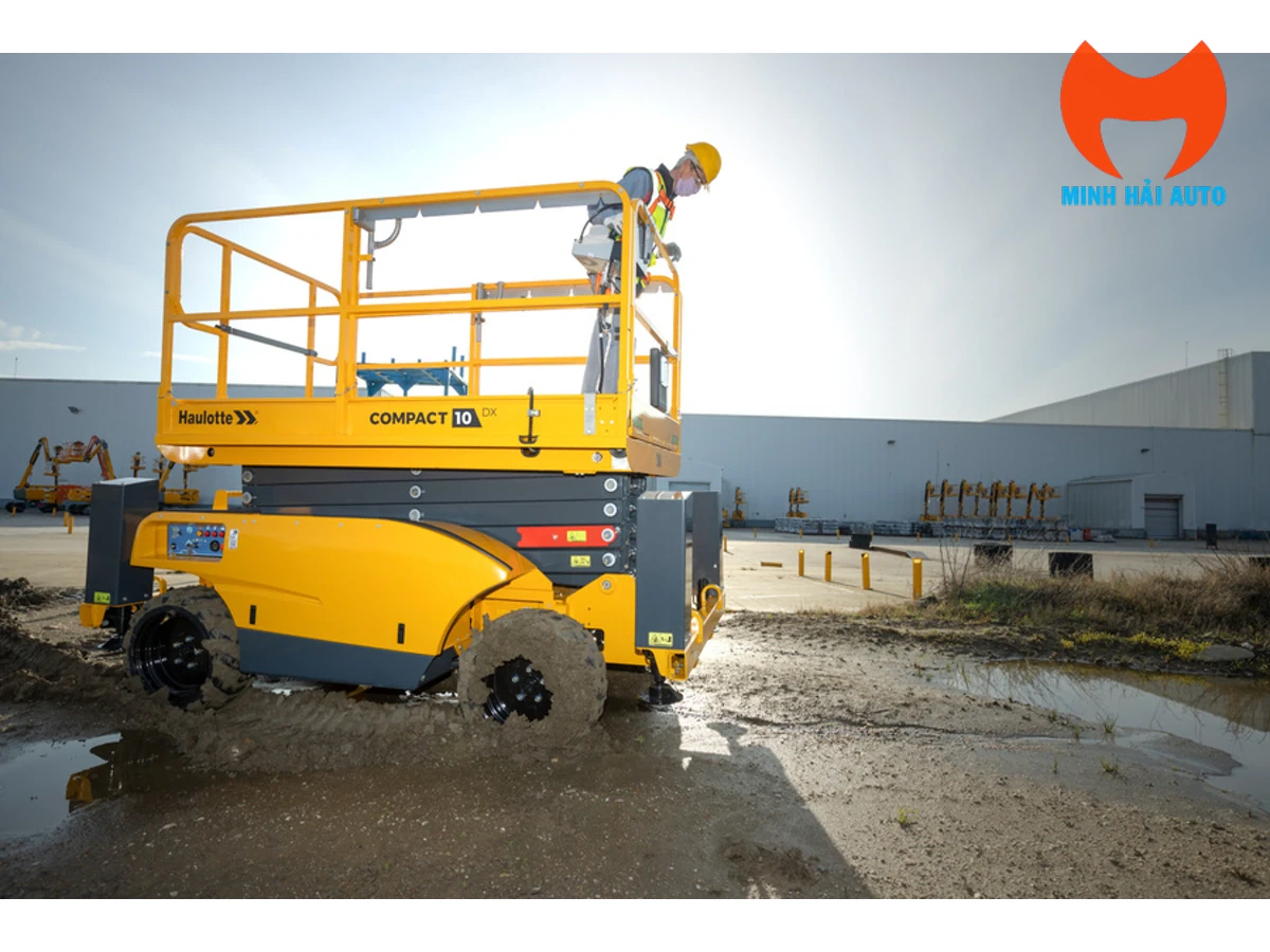 Haulotte COMPACT 10 DX di chuyển trên mặt bằng ngoài trời