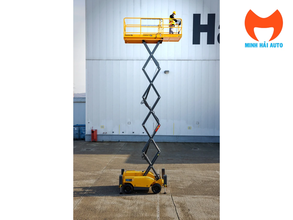 Haulotte COMPACT 10 DX nâng sàn thao tác bên ngoài nhà xưởng