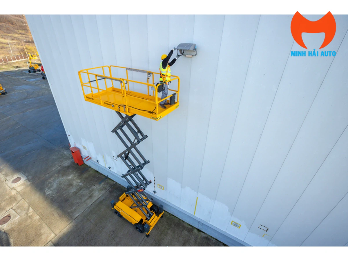 Haulotte COMPACT 12 DX nâng sàn bên ngoài nhà xưởng