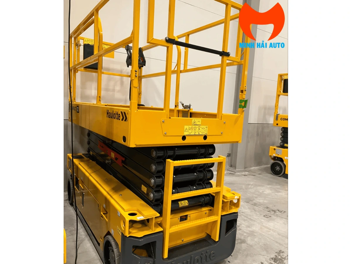 Phía sau xe Haulotte COMPACT 12 với bậc lên xuống và cơ cấu cắt kéo