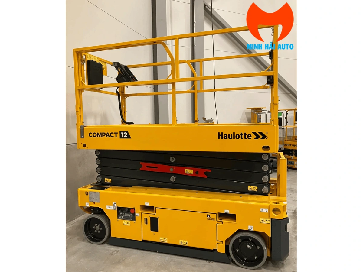 Thân xe Haulotte COMPACT 12 và sàn thao tác nhìn từ bên hông