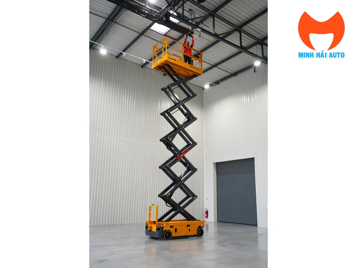 Haulotte COMPACT 14 DUAL nâng sàn thao tác trong nhà xưởng