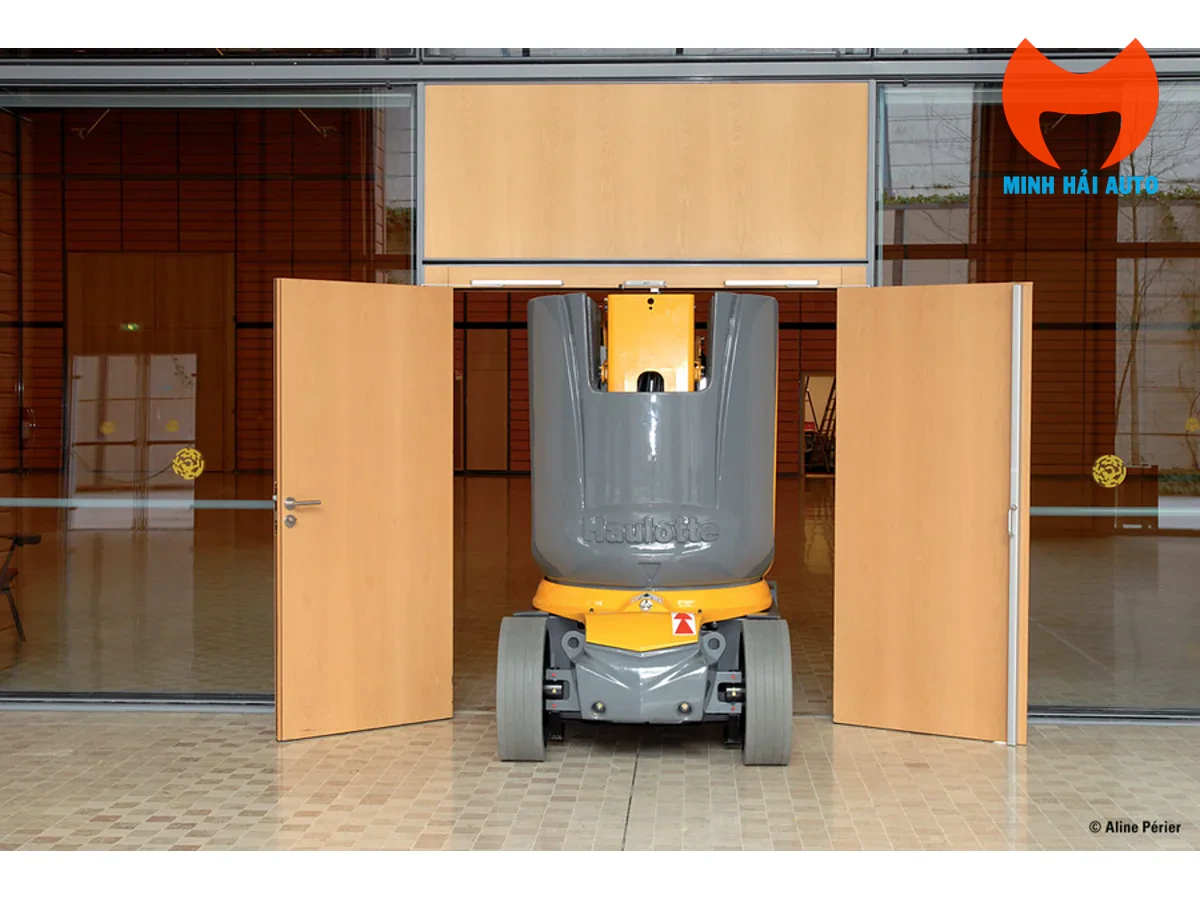 Haulotte HA12 CJ+ thân hẹp đi qua cửa nhà xưởng