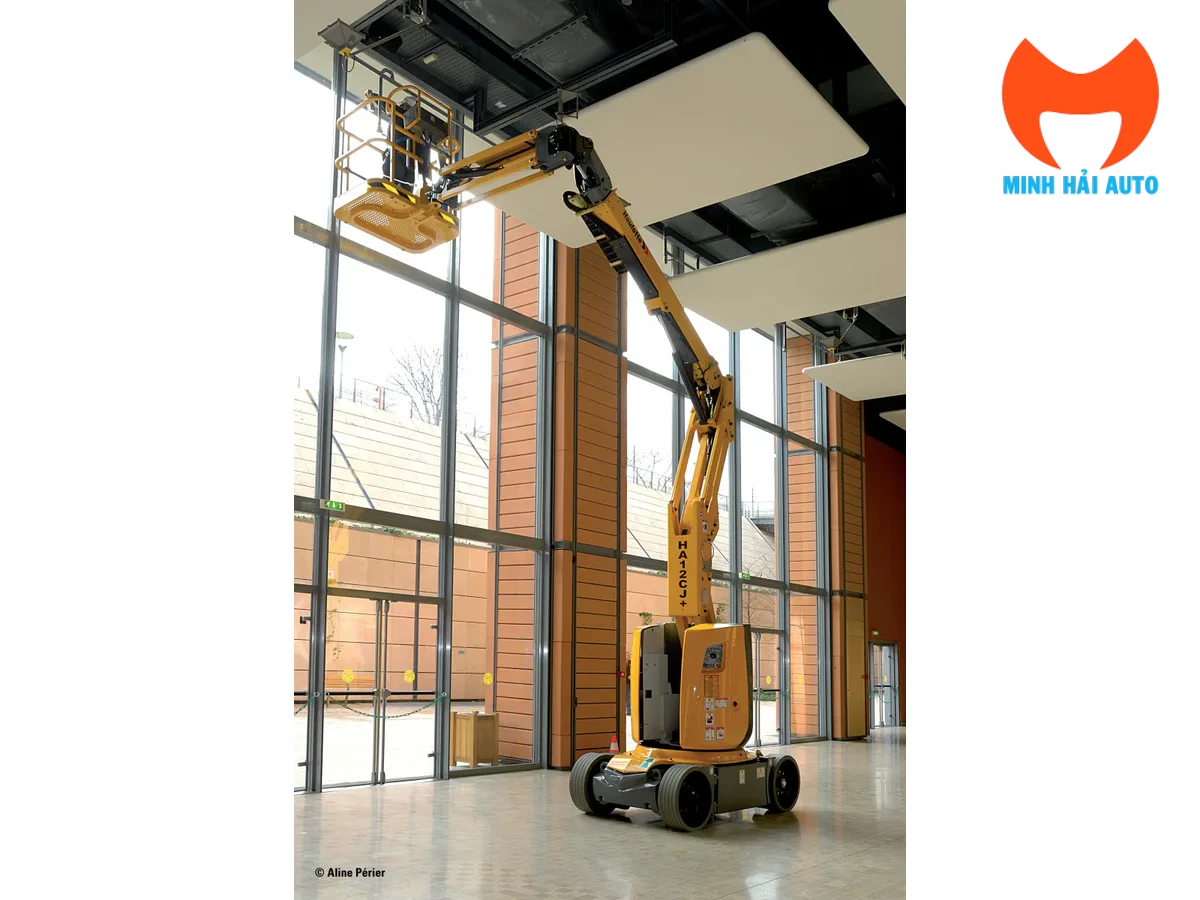 Xe nâng người Haulotte HA12 CJ+ làm việc trong nhà