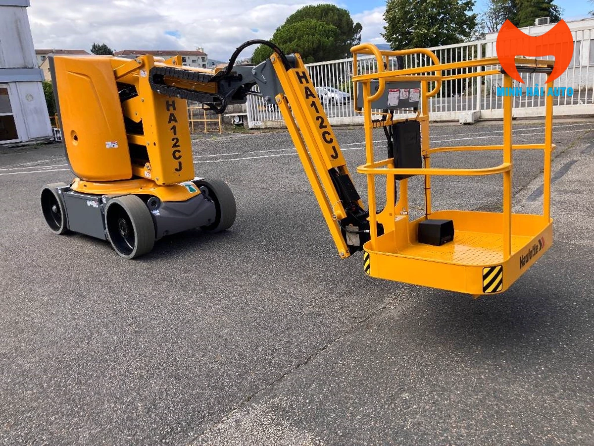 Xe nâng người Haulotte HA12 CJ ở góc nhìn tổng thể