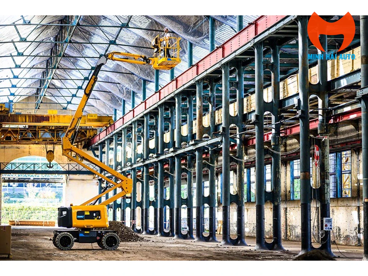 Xe nâng người điện Haulotte HA16 E PRO làm việc trong nhà xưởng