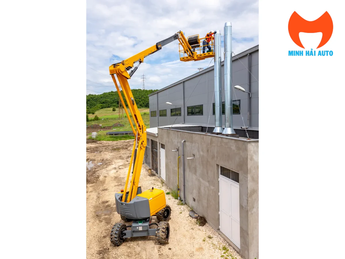 Haulotte HA16 RTJ PRO vươn qua mái nhà xưởng