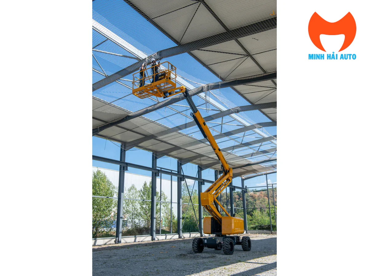 Haulotte HA20 RTJ làm việc phía dưới kết cấu mái thép