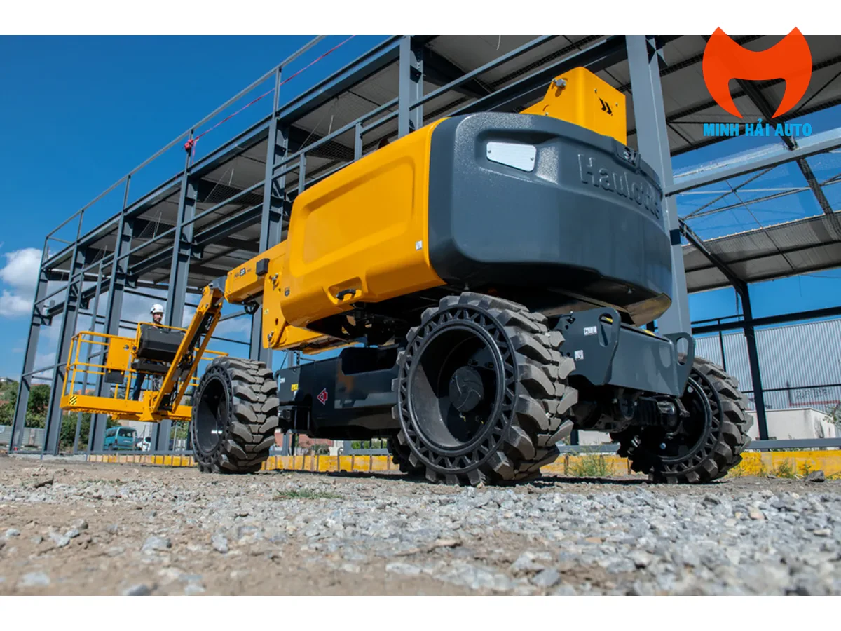 Haulotte HA20 RTJ PRO trên nền công trường địa hình