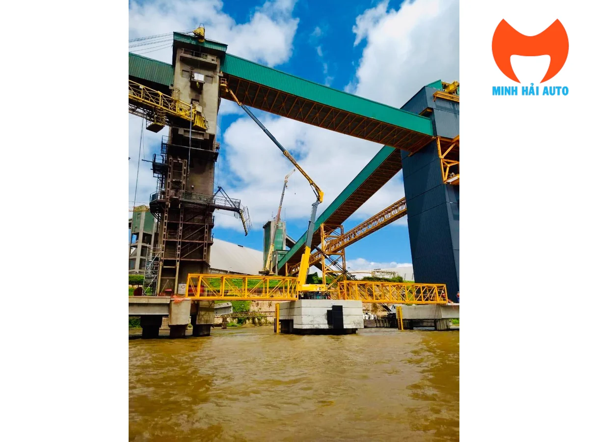 Xe nâng người Haulotte HA41 RTJ PRO thi công cầu băng tải công nghiệp vượt sông