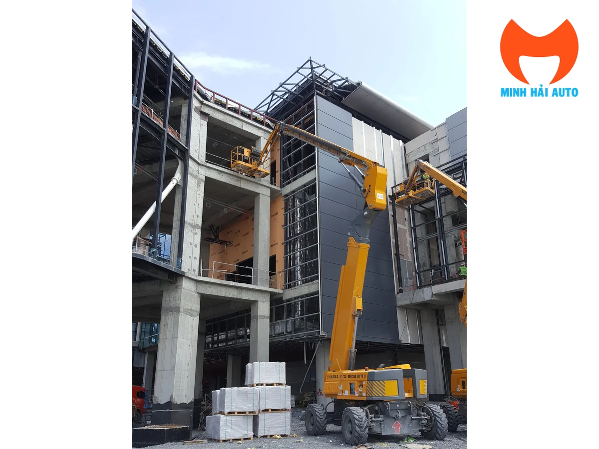 Xe nâng người khớp gập Haulotte HA41 RTJ PRO thi công hoàn thiện mặt ngoài tòa nhà cao tầng