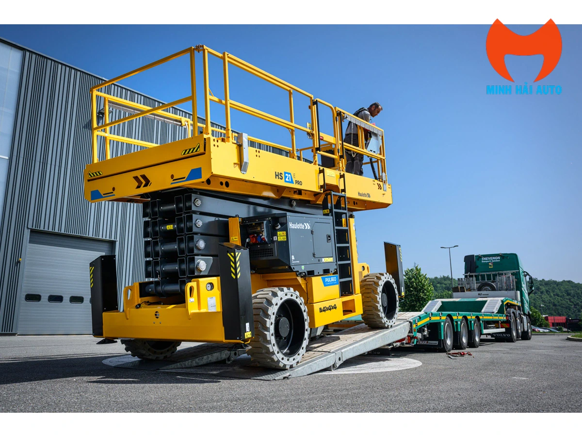 Xe nâng người cắt kéo Haulotte HS21 E PRO ở góc nhìn tổng thể khi lên phương tiện vận chuyển